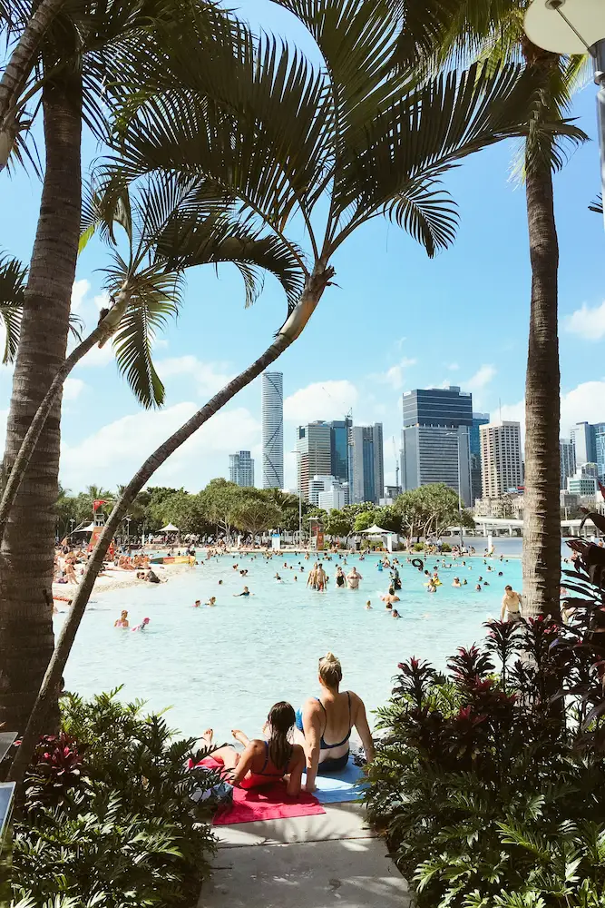 Lagune de South Bank à Brisbane avec personnes se détendant et skyline en arrière-plan
