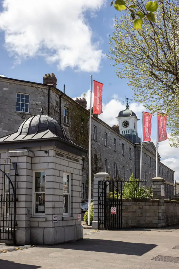 Entrée principale et bâtiments du Griffith College Dublin.