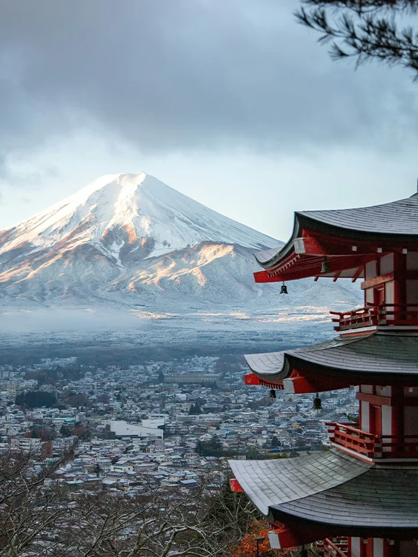 Mont Fuji dominant une pagode traditionnelle et une ville japonaise, destination prisée des étudiants internationaux
