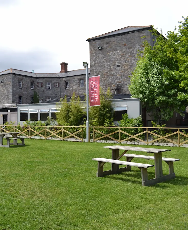 Pelouse et espaces extérieurs du Griffith College Dublin en Irlande.