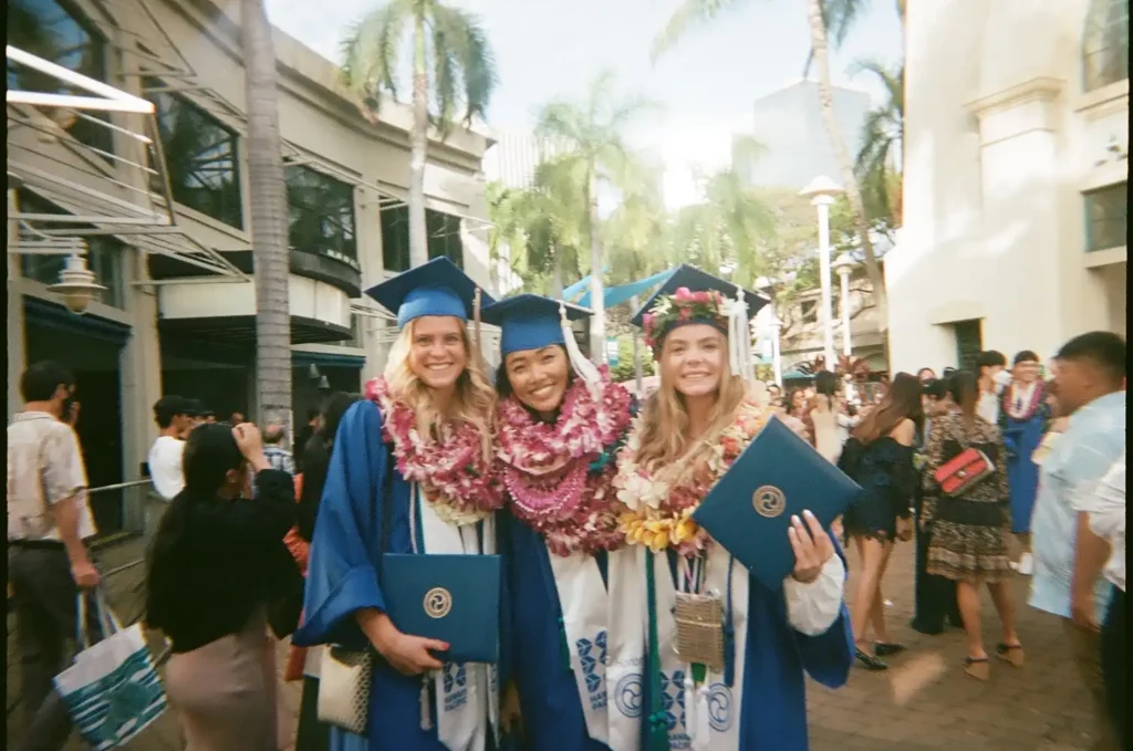 Étudiants internationaux à la cérémonie de remise de diplôme à Hawaii Pacific University.