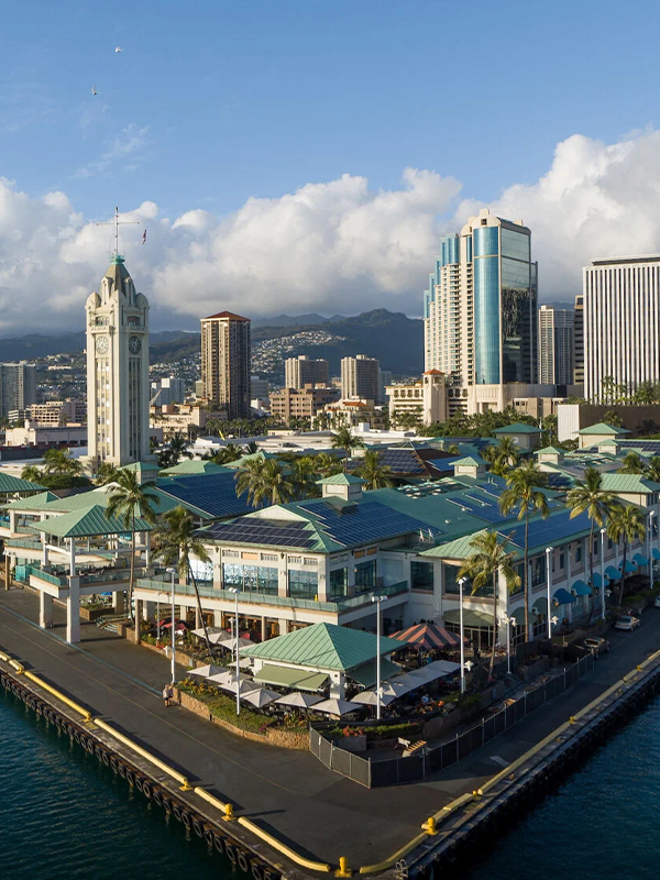 Vue aérienne de Honolulu avec l’Aloha Tower près de Hawaii Pacific University.