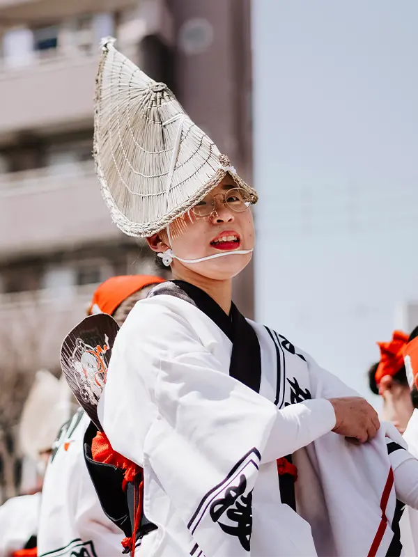 Artiste en tenue traditionnelle japonaise lors d’un festival