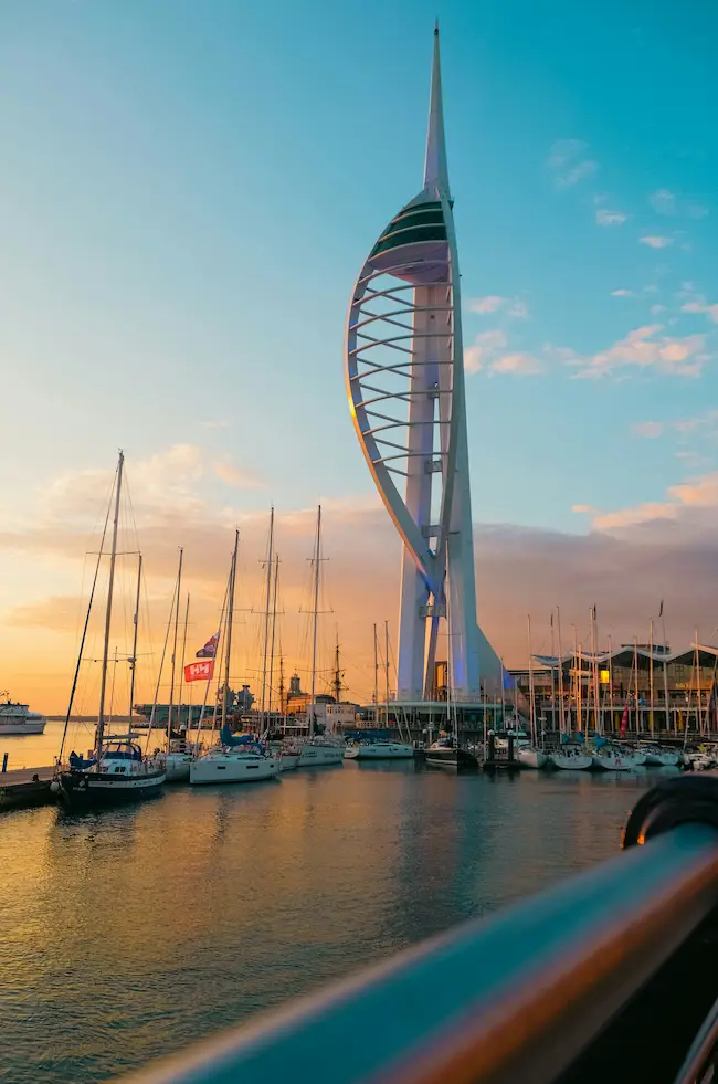 Spinnaker Tower dominant la marina de Portsmouth Harbour avec voiliers au coucher du soleil, Royaume-Uni.