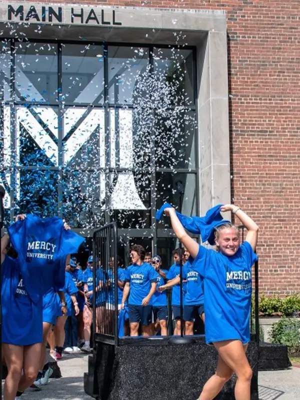 Étudiants devant le bâtiment Main Hall à Mercy University à New York.