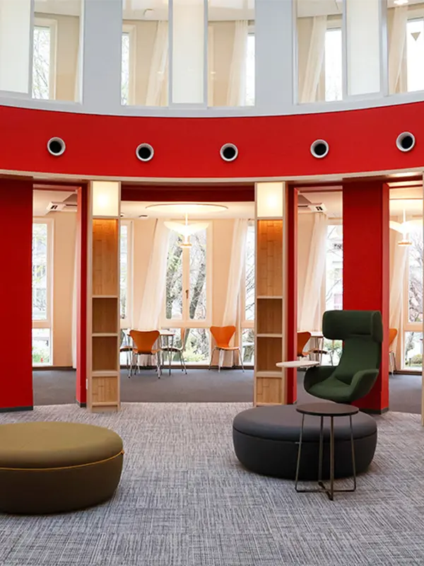 Espaces d’étude contemporains à Temple University Japan avec design intérieur rouge