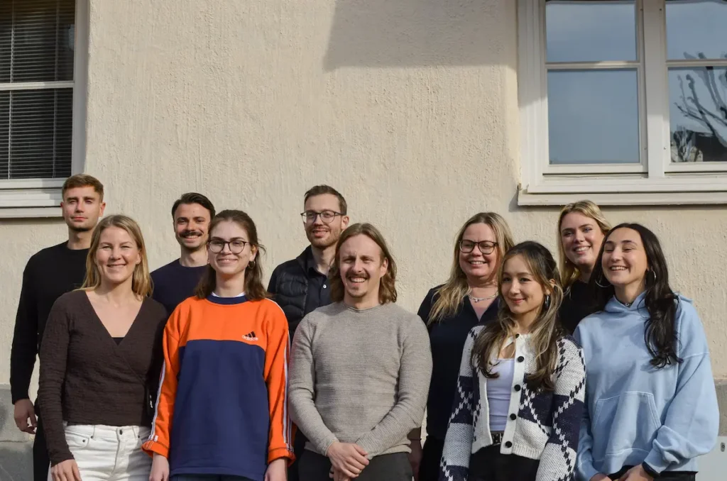 Membres de l’équipe Asia Exchange posant ensemble devant les bureaux de Beyond Abroad lors d’un rassemblement d’équipe