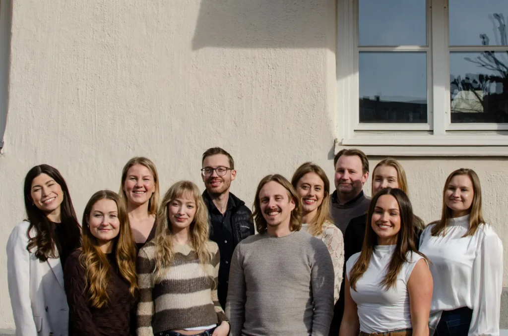 Photo de groupe de l’équipe Blueberry devant les bureaux de Beyond Abroad lors d’un événement du secteur éducatif international
