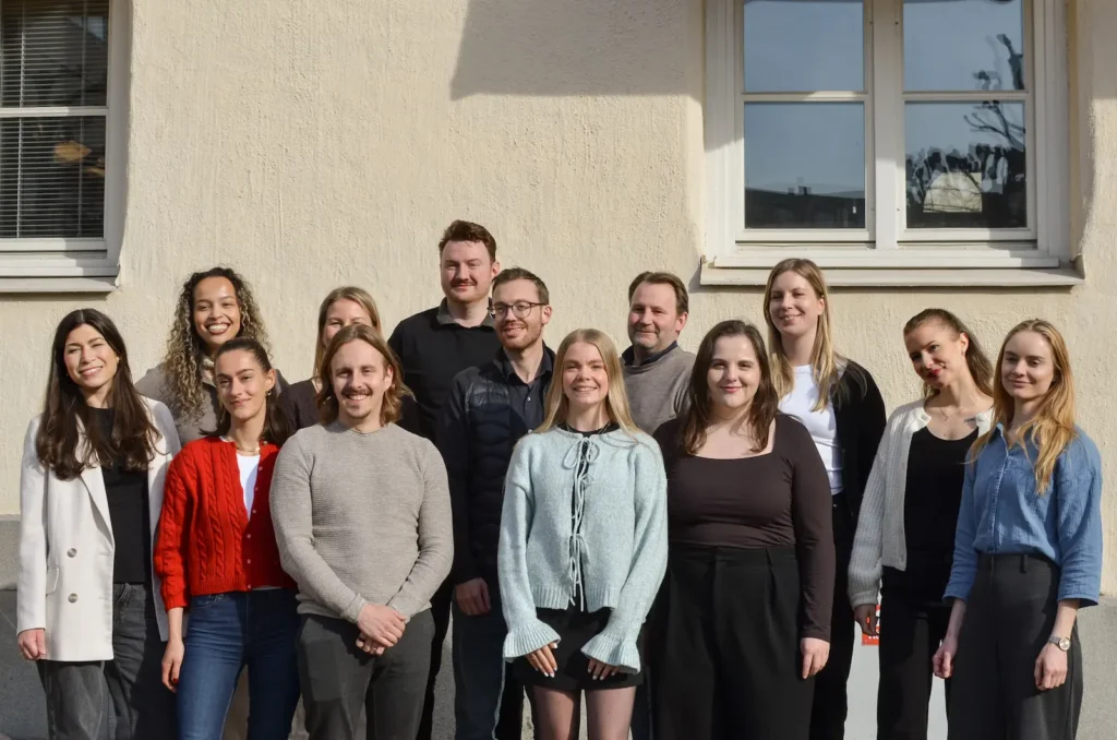 Photo de groupe de l’équipe SONOR réunie devant les bureaux de Beyond Abroad lors d’un événement d’entreprise