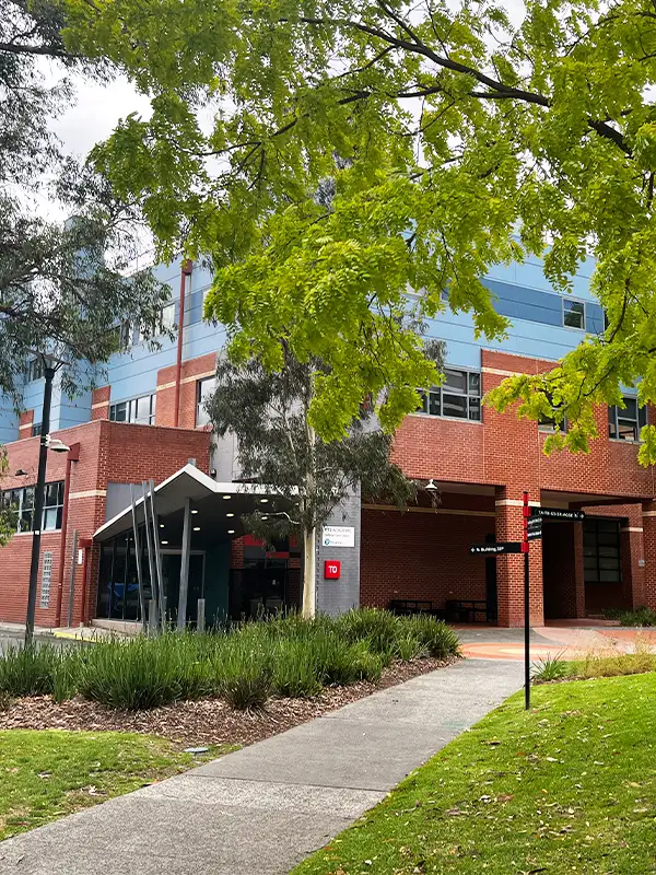 Campus de la Swinburne University à Melbourne avec espaces verts et bâtiments universitaires modernes.