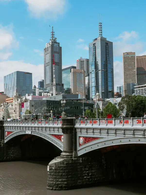 Skyline de Melbourne avec pont sur la Yarra et gratte-ciel modernes, destination prisée des étudiants internationaux.