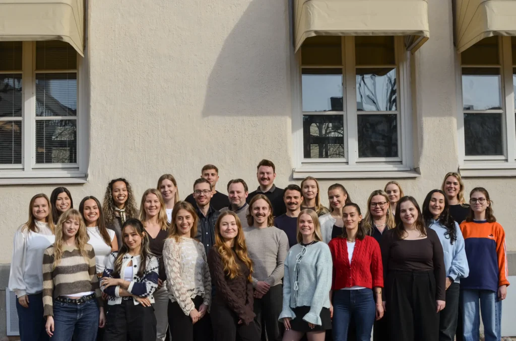 Photo de groupe de l’équipe Beyond Abroad devant les bureaux de l’entreprise