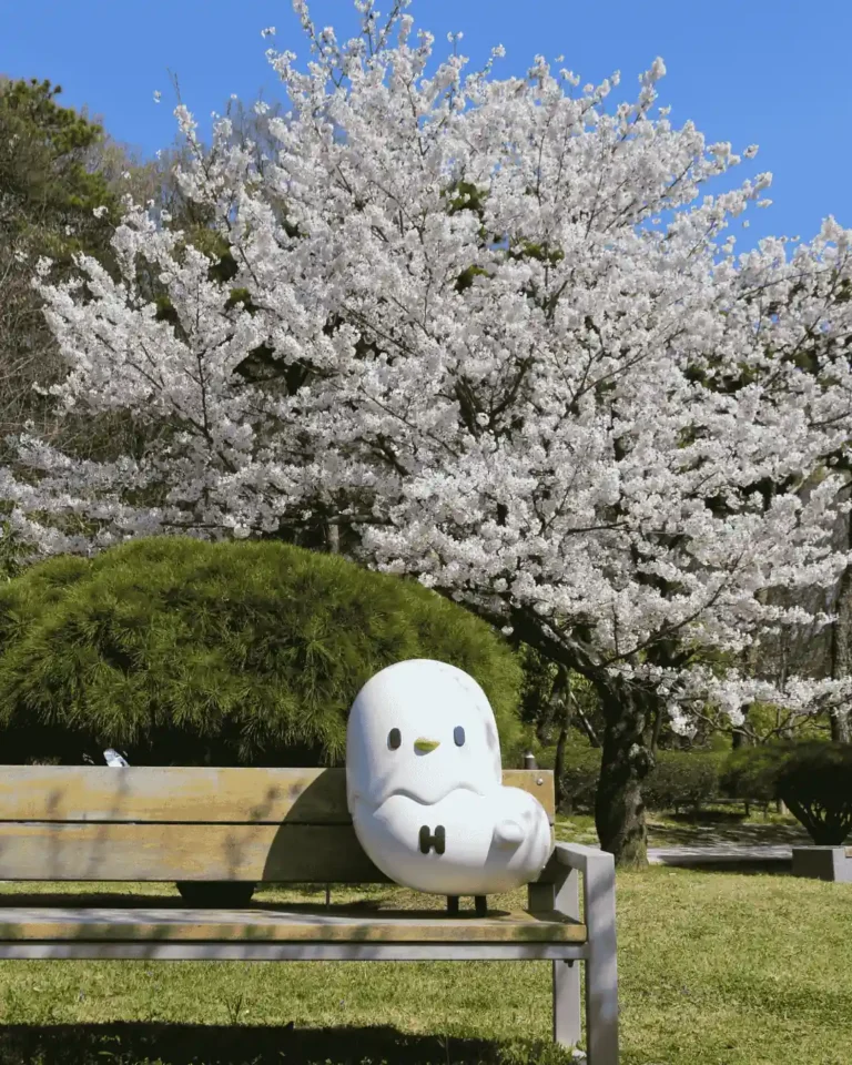 Banc décoré de la mascotte de Hanyang University en Corée du Sud
