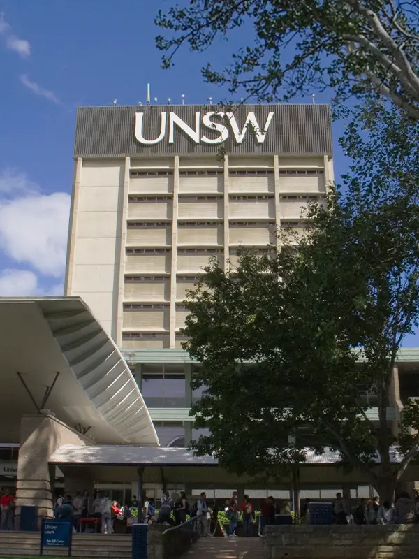 Bâtiment de l’université UNSW Sydney avec étudiants sur le campus en Australie