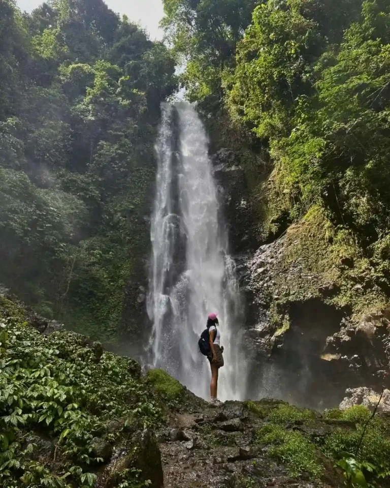 Etudiante en échange à Bali devant une cascade dans la jungle