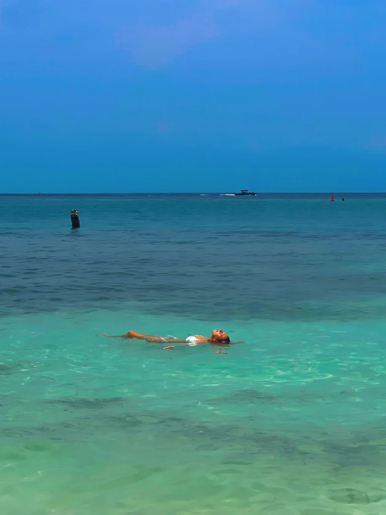 Etudiante en échange au Costa Rica à la plage