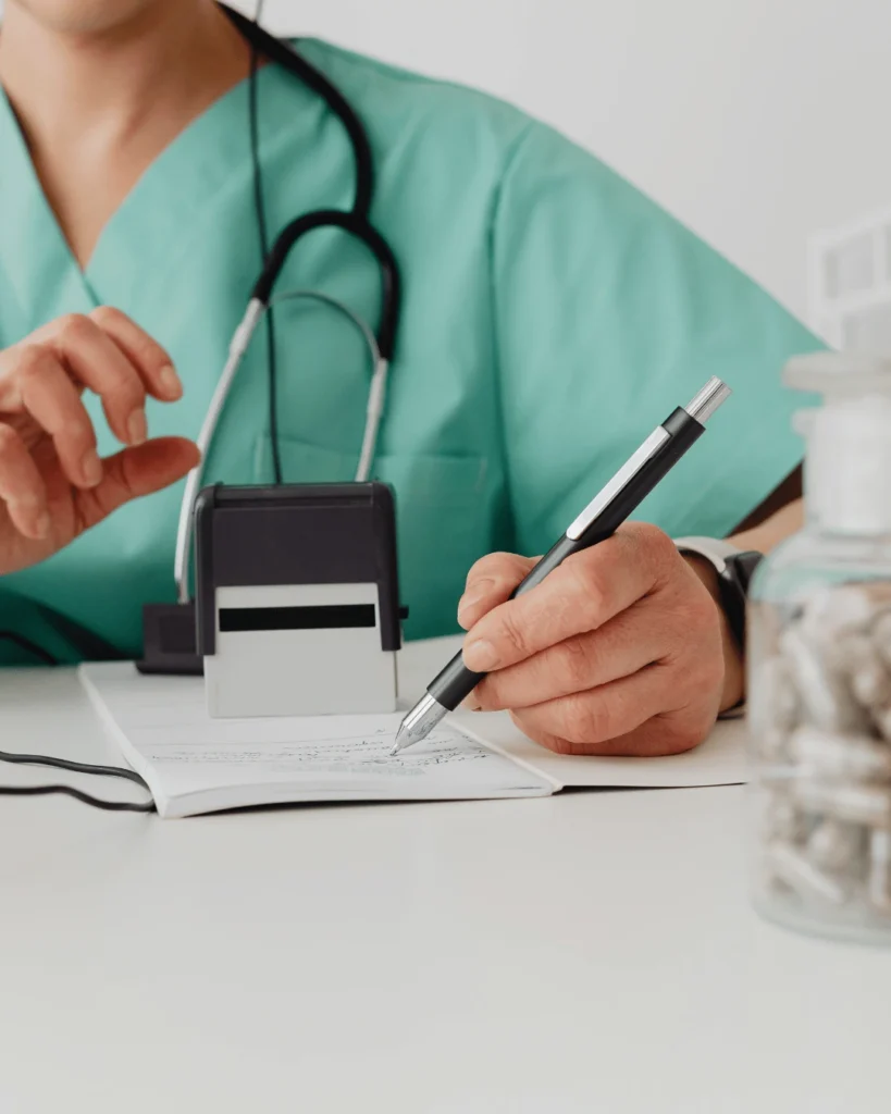 Médecin préparant une ordonnance de médicaments