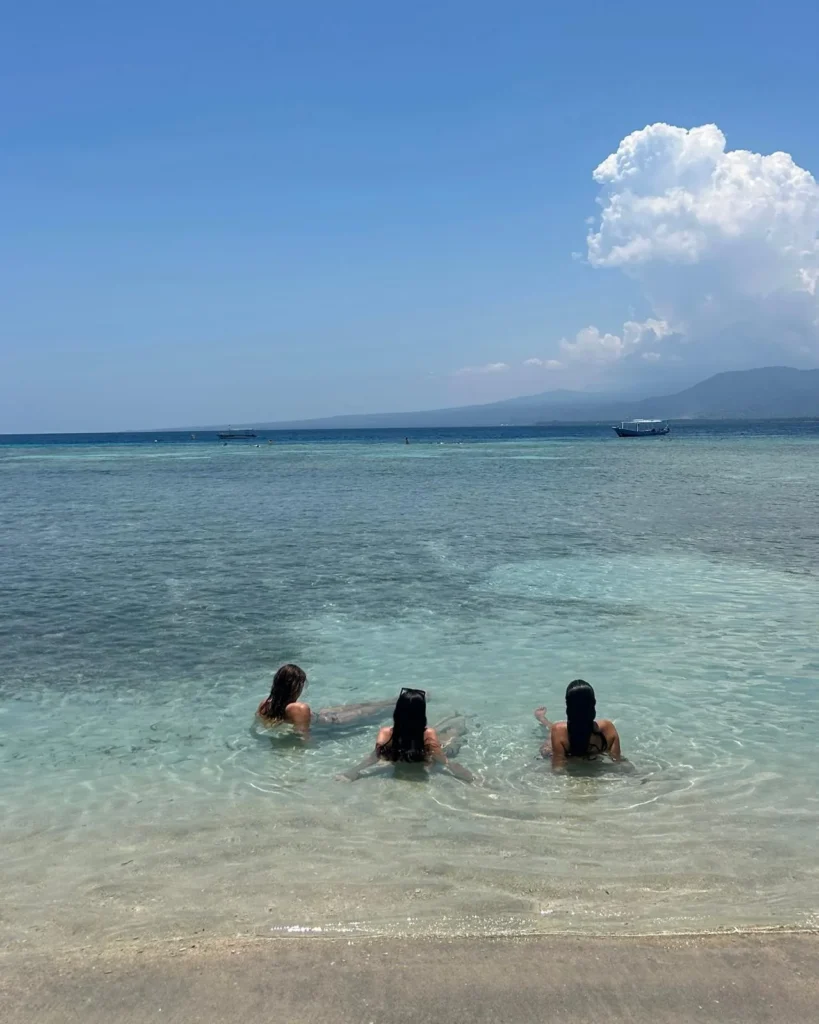 3 étudiantes à Bali à la plage