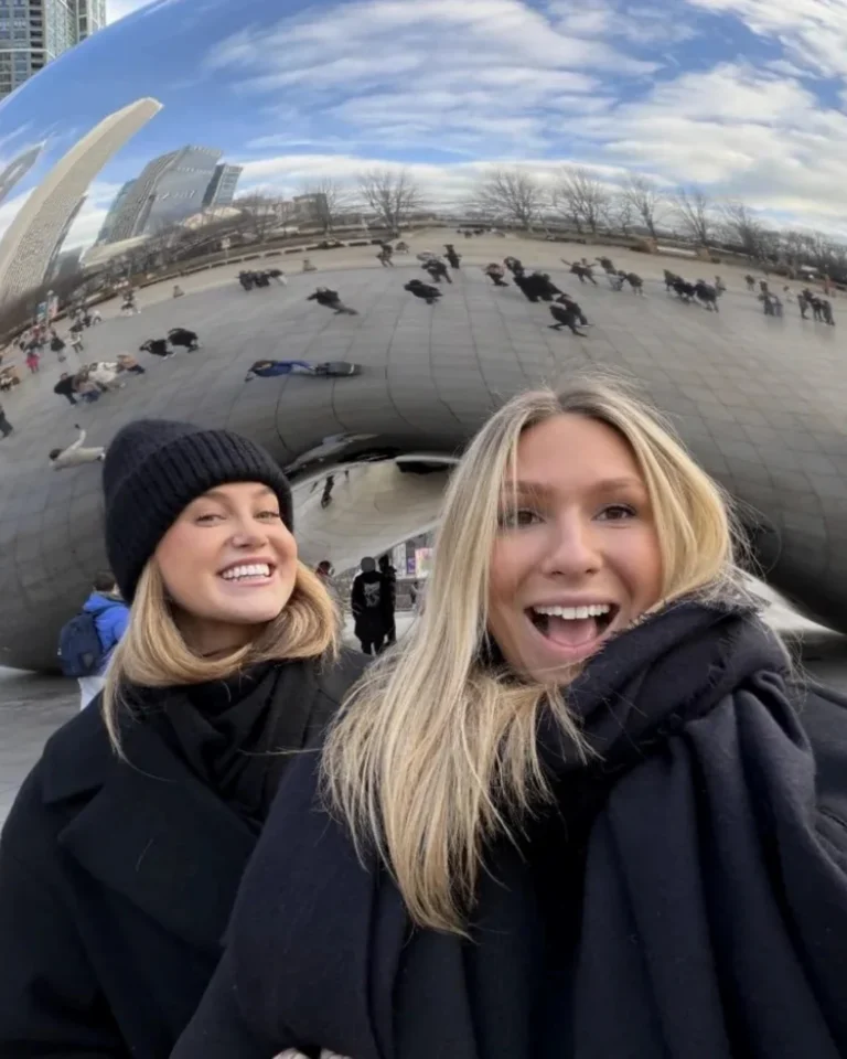 Deux étudiantes à NPU Chicago explorant la ville