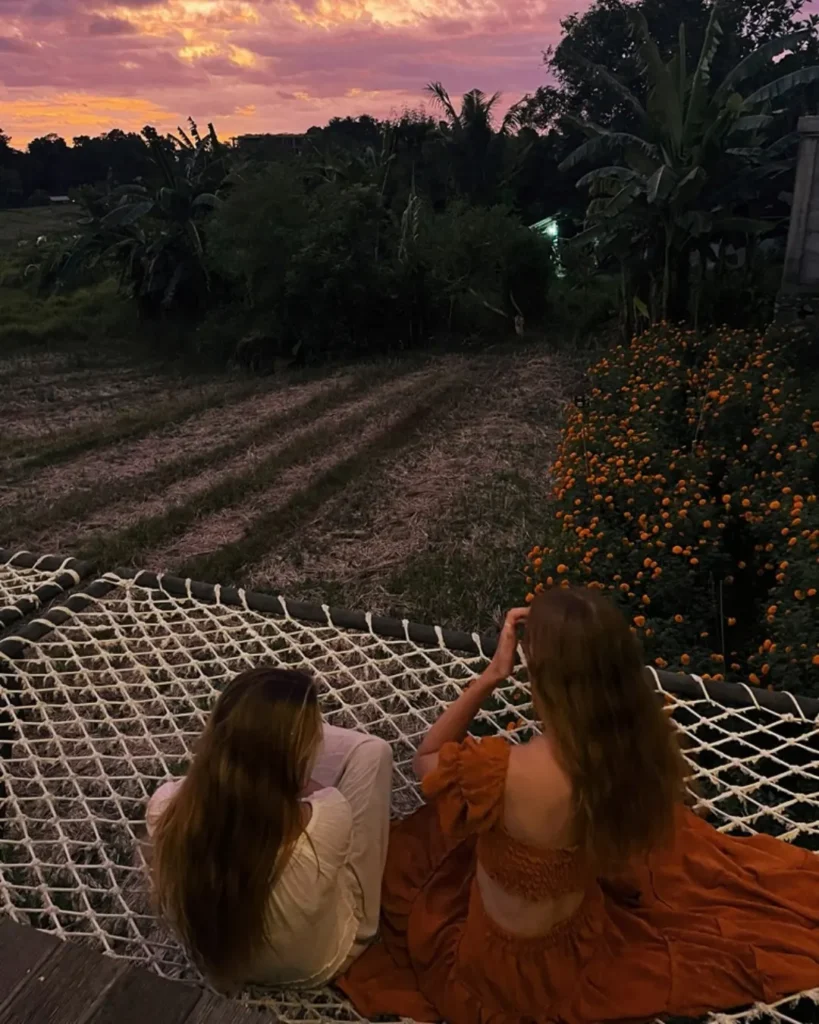Deux amies étudiantes à Bali en Indonésie