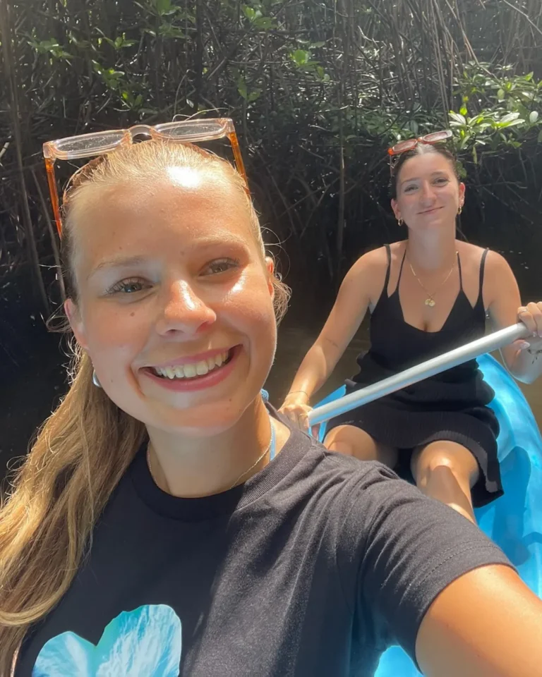 Deux étudiantes faisant du kayak ensemble à Bali