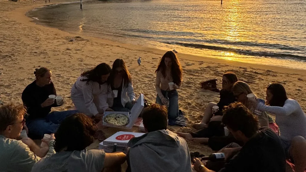 Groupe d'étudiants internationaux rassemblé à la plage à Sydney, en Australie